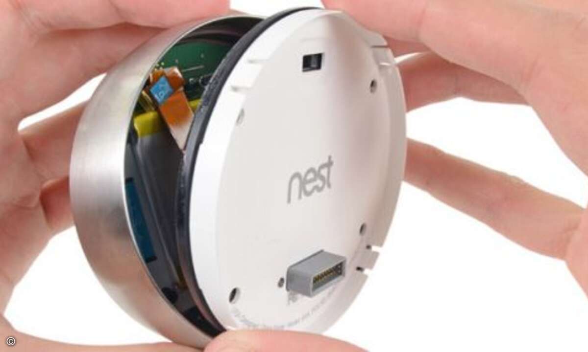 Nun zum schicken Nest-Aufstecker. Dieser enthält rückseitig einen Micro-USB-Port sowie einen proprietären 20-Pin-Stecker und kann mit einem handelsüblichen Schraubenzieher geöffnet werden. Innen stößt man als erstes … (Bild: Walter Galan, iFixit)