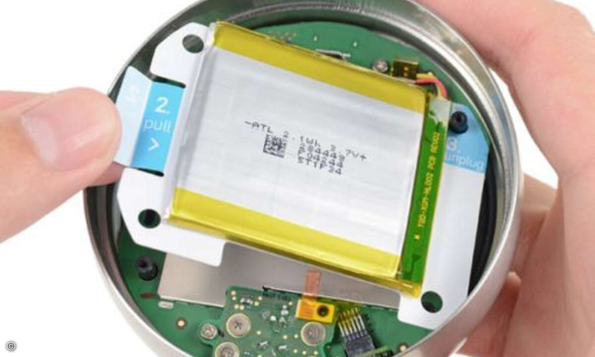... auf den Lithium-Ionen-Akku. Dieser ist nötig, weil die gängigen Thermostat-Kabel nicht genügend Leistung für die WLAN-Verbindung oder das LCD liefern. Der Akku hat eine Kapazität von 2.1 Wh (568 mAh) und seine Nennspannung beträgt 3,7 V. Er ist i