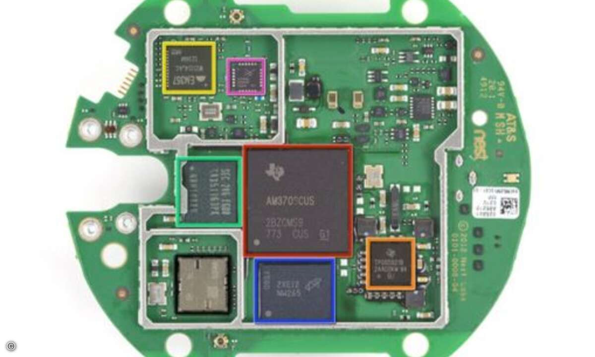 Unter dem Akku versteckt sich eine zweite Platine, welche den größten Teil der Hardware beherbergt. Während die I/Os auf der Rückseite liegen, tummelt sich vorn so mancher Chip. Da wäre zum Beispiel der ARM Cortex A8 Prozessor von Texas Instruments (
