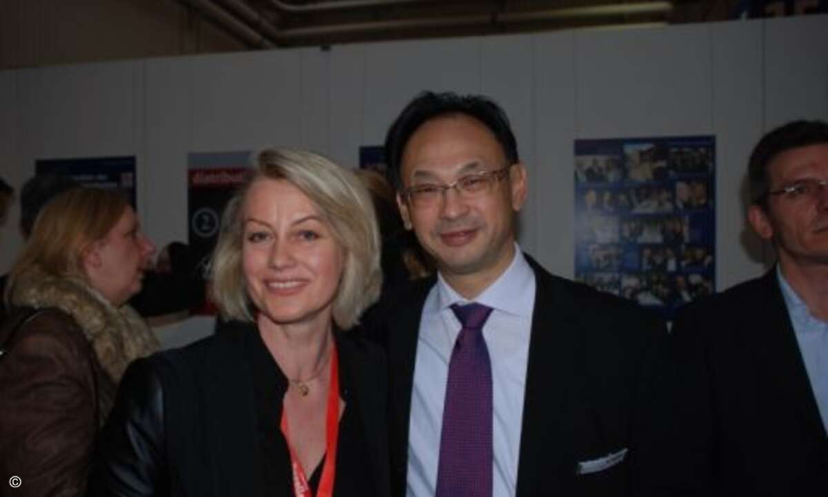 Michaela Wurm von der CRN mit Werner Dao von COS (Bild: CRN)