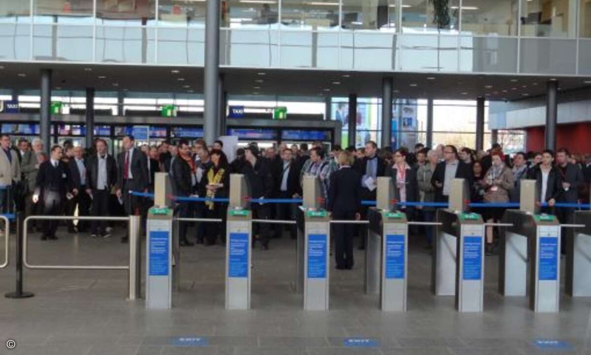 ... warteten auch dieses Jahr wieder jeden Morgen tausende Besucher auf die Öffnung der CeBIT um 9 Uhr... (Bild: CRN / Lars Bube)