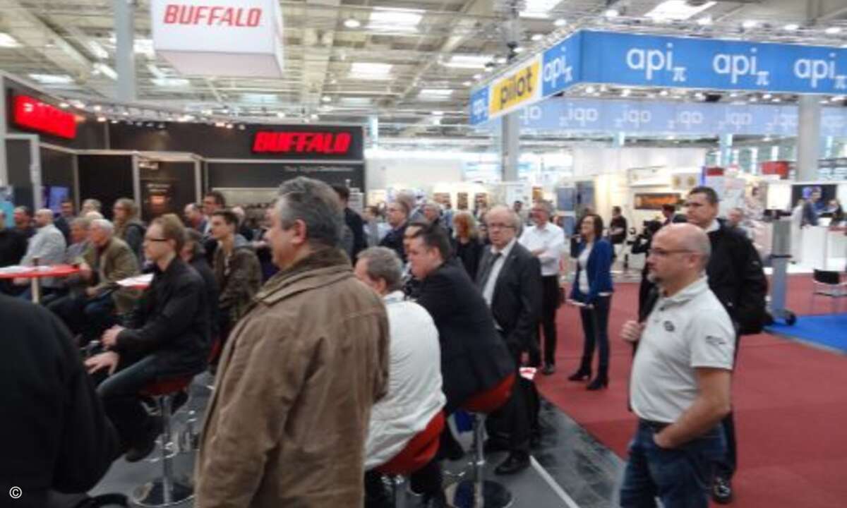 Auch in der Gläsernen Redaktion und vor der Bühne der CRN sammelten sich immer wieder Besuchertrauben... (Bild: CRN / Lars Bube)