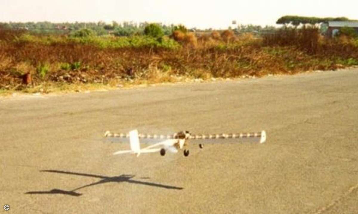 Das erste Flugmodell von 1998 hatte eine Flügelspannweite von 2 m und 4 kg Gewicht.Es war noch mit einem Verbrennungsmotor angetrieben. (Bild: Adrian Mann - FanWing Ltd.)