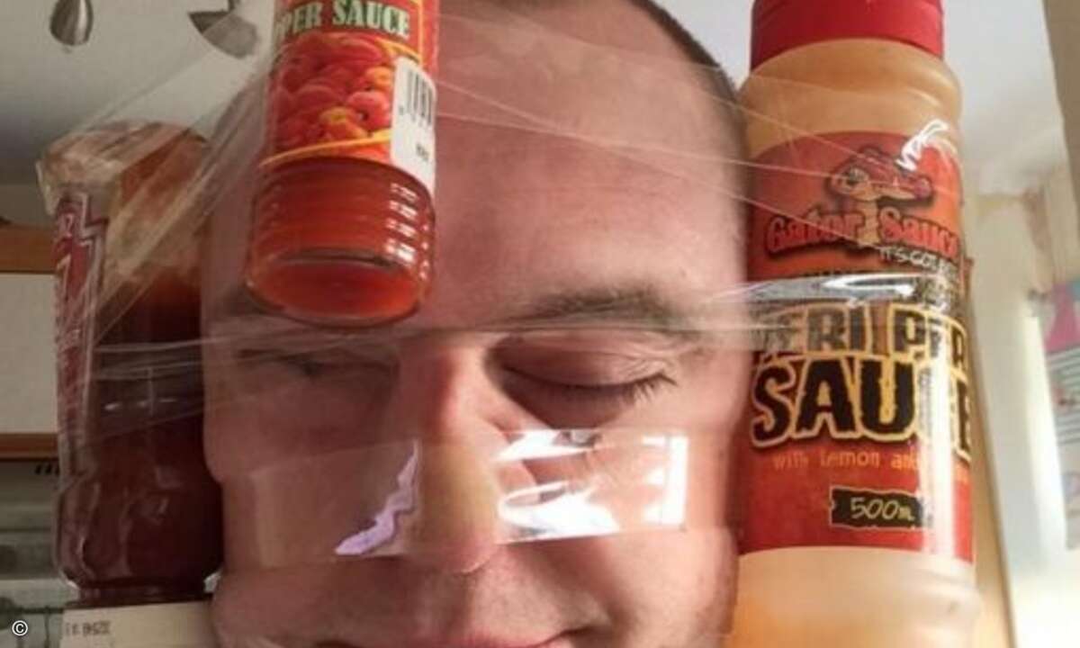 Und bei Grillfeiern steht dieser Mann immer im Mittelpunkt (Foto: Twitter)