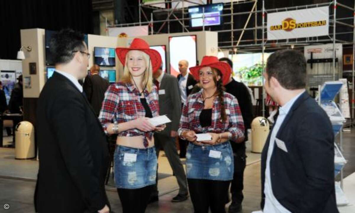 Vor Ort warben Cowgirls... (Bild: Also)