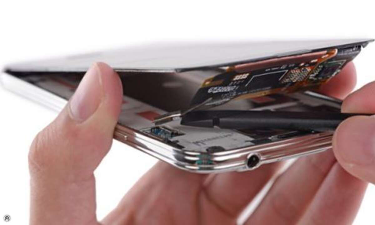... die inneren Werte. Zeit also, unter das Plastikgehäuse zu blicken. Ist die rückseitige Blende samt Akku entfernt, muss dazu das Display abgelöst werden. Da es fest mit dem Mittelteil des Handys verklebt ist, gelingt das nur mit viel Aufwand und d