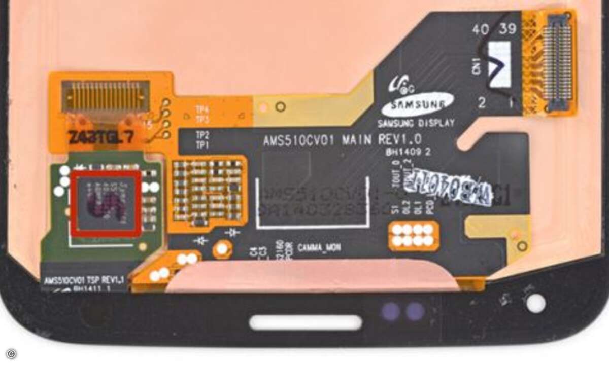 Ist der Bildschirm endlich freigelegt, kommt der Touchscreen-Controller zum Vorschein. Der sitzt nicht wie üblich auf einem der Boards, sondern beansprucht ein eigenes Kompartiment. Hergestellt wird er von Synaptics (S5100A, rot). (Bild: iFixit)