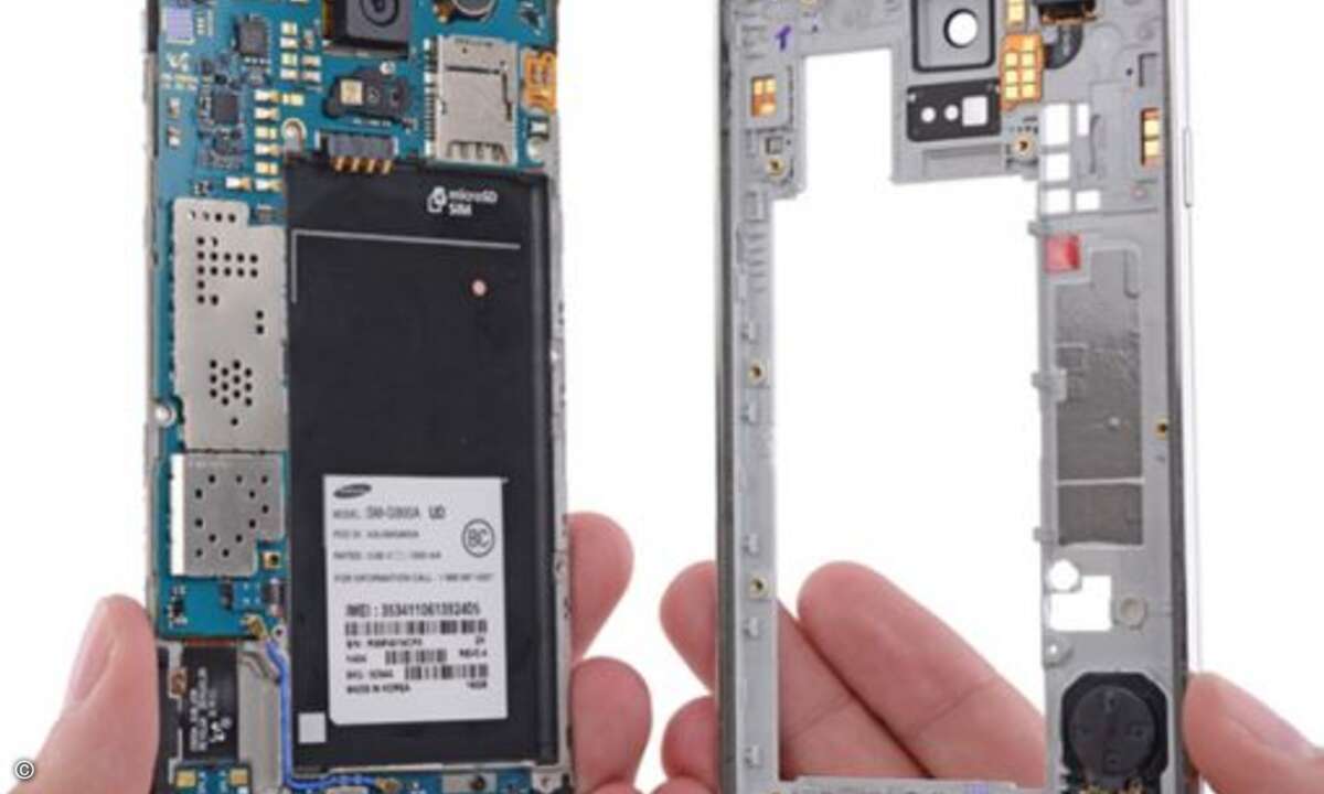 Ein paar Schrauben später halten wir die beiden Mittelstücke des Galaxy S5 in den Händen. Während im inneren Teil (links) die Haupt- und Nebenplatine stecken, befindet sich am äußeren Frame (rechts) unter anderem der Lautsprecher. (Bild: iFixit)