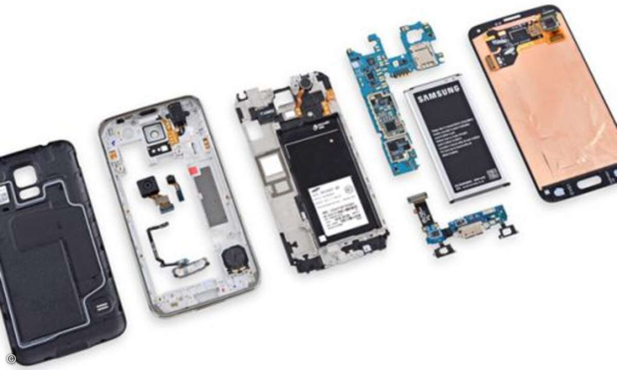 Und schon ist das S5 in seine Einzelteile zerlegt. Der 2800mAh-Akku (3,85V) ist noch einfach auszutauschen. Um dagegen Innereien wie Samsungs 16MP 1/2.6”-Kamera zu wechseln, ist einige Fummelei nötig. Nur unter Anwendung von Hitze und den richtigen T