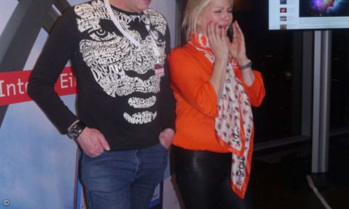 Lenovo DACH-Chef Stefan Engel und Moderatorin Alex Bechtel probieren die Gesichtserkennung aus (Foto: CRN)