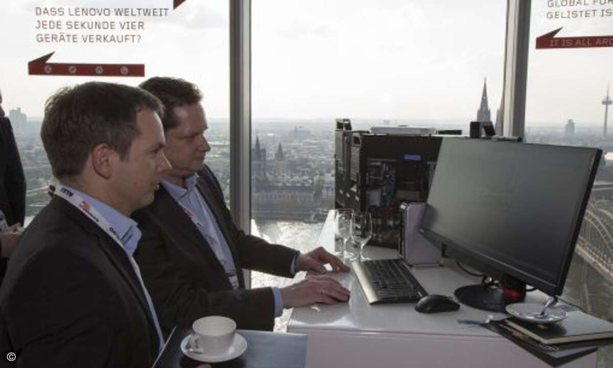 Markus Lackner von MetaComp (links) interessiert sich mehr für die Produkte von heute (Foto: Christian Kampschroer)