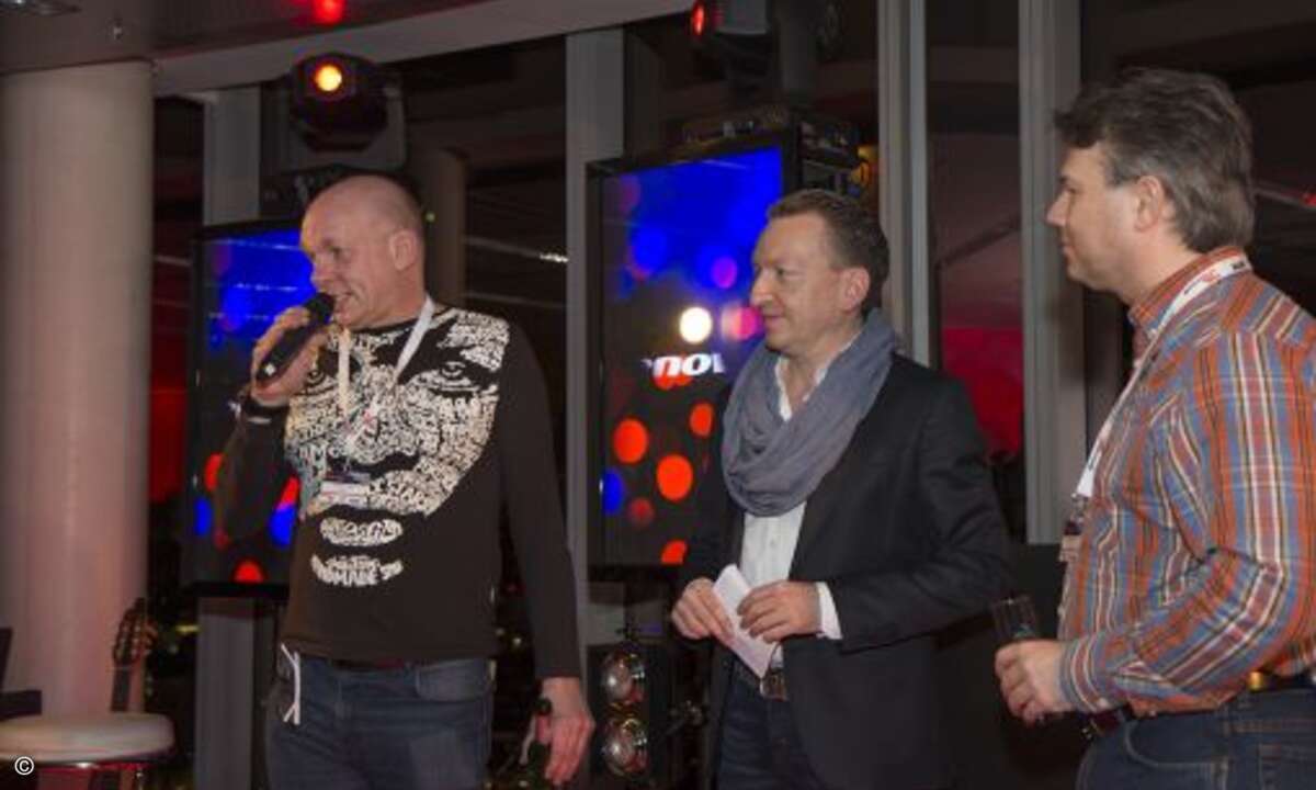 Lenovo DACH-Chef Stefan Engel (links)und Channel-Chef Robert Pasquier (rechts) mit Moderator(Foto: Christian Kampschroer)