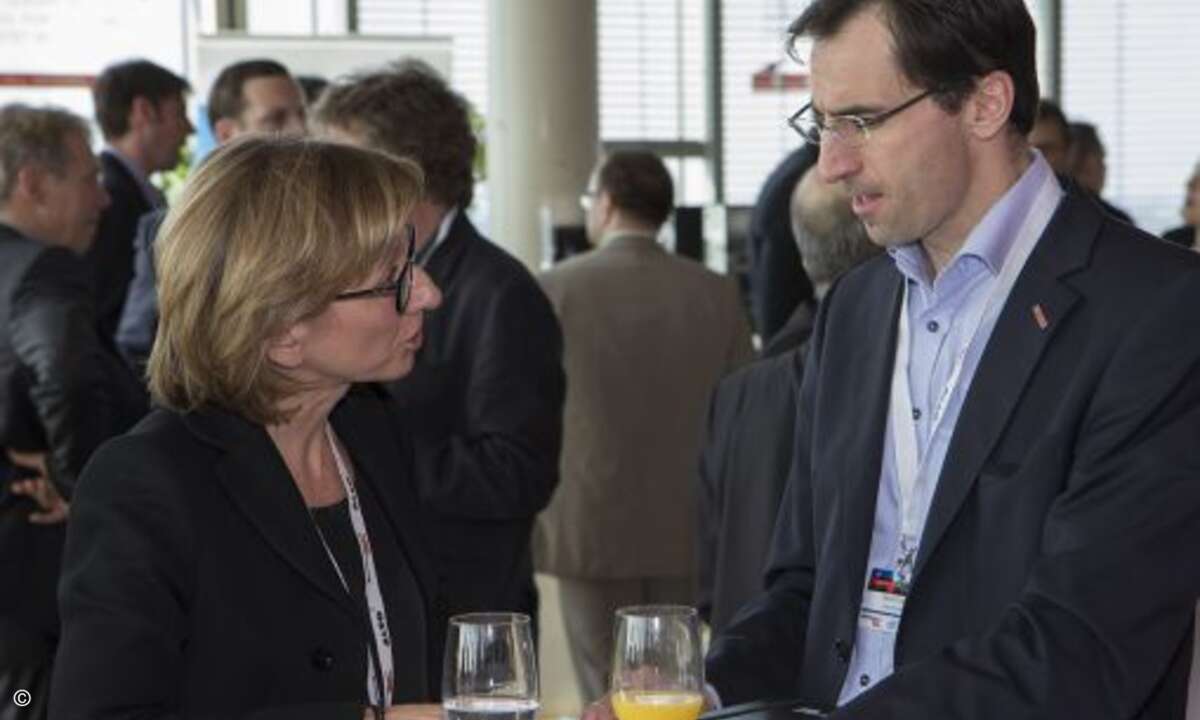 Bettina Kern, Lenovo, im Gespräch mit Partnern(Foto: Christian Kampschroer)
