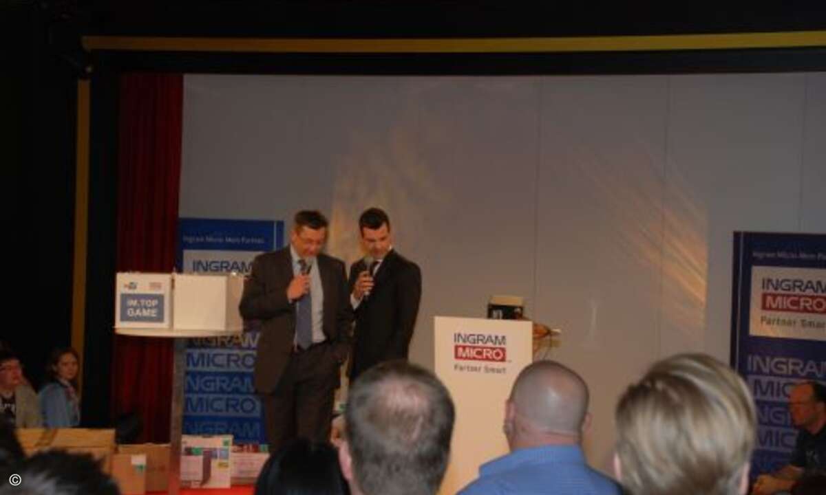 Moderator Oliver Schlesinger (rechts) und Robert Beck geben den Gewinner des Hauptgewinns bekannt. (Foto: CRN)