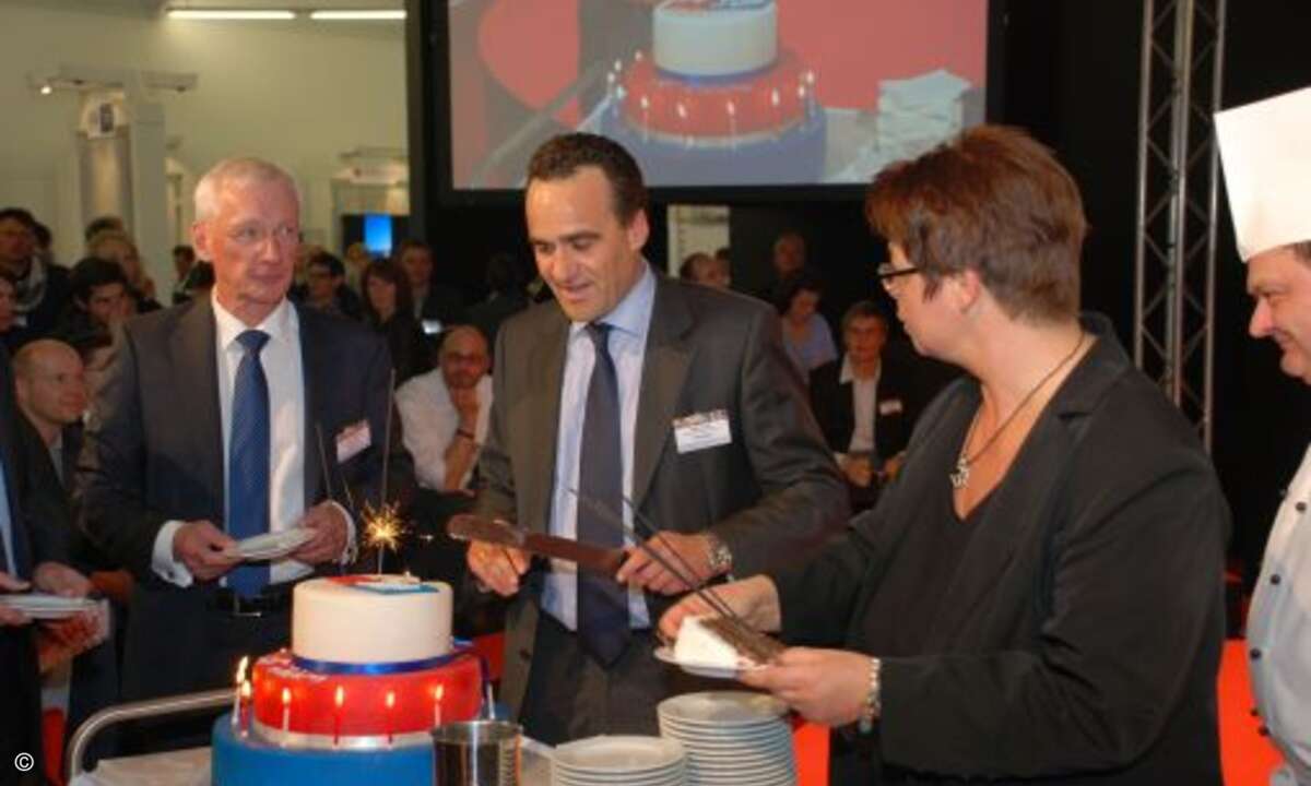 Marcus Adä, Vorsitzender der Geschäftsführung von Ingram Micro, schneidet die Jubiläumstorte an. (Foto: CRN)
