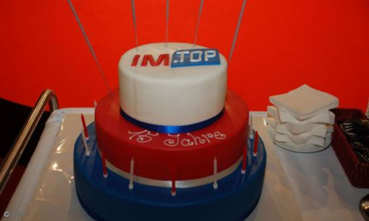Die Torte zum 15. Jubiläum. (Foto: CRN)