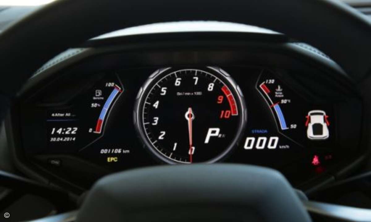 Im »Full Drive Mode« wird auf dem Dispay die klassische Instrumentenanordnung mit großem Tacho und Drehzahlmesser sowie Informationen zu Benzinmenge und Kühlwassertemperatur angezeigt. (Bild: Lamborghini)