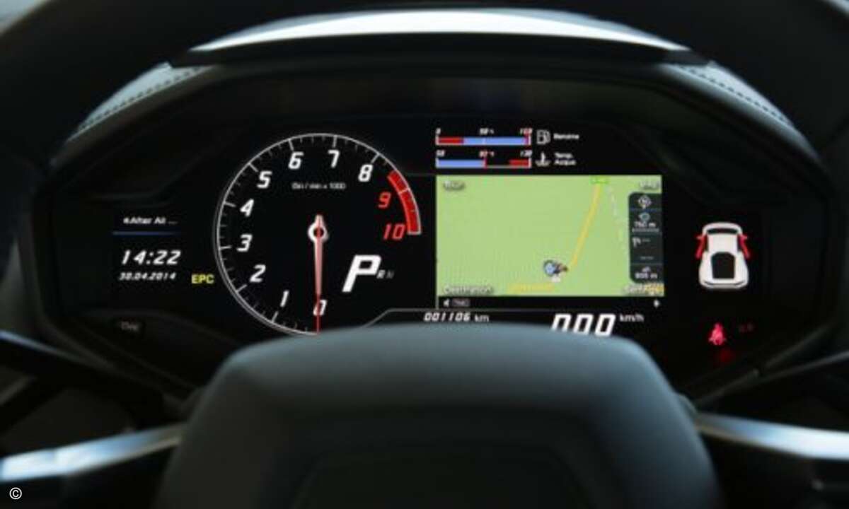 Beim hybriden »Mixed Mode« stehen neben dem Tacho Infotainment-Anzeigen wie das Navi im Fokus. (Bild: Lamborghini)