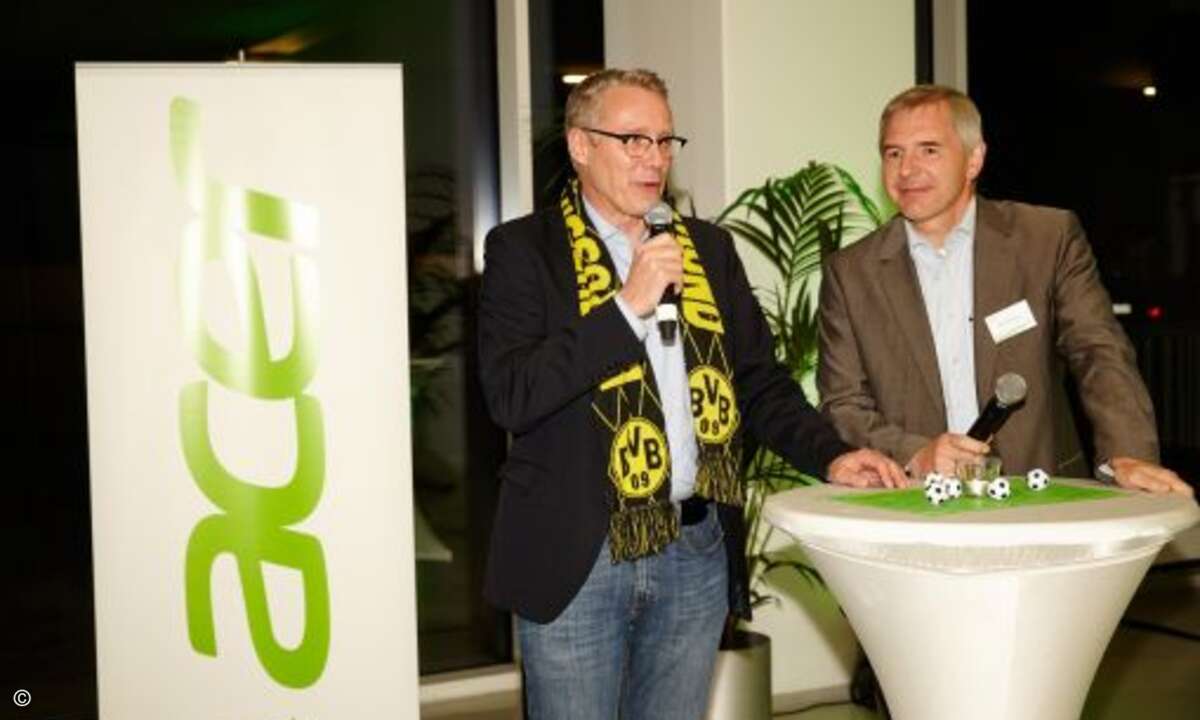 Acers B2B-Chef Stefan Tiefenthal posierte in der Allianz-Arena tapfer mit BVB-Schal (Bild: Acer)