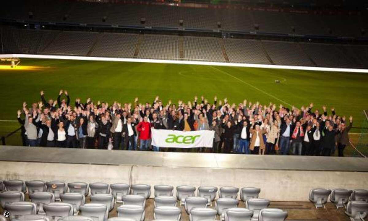 Die Stars des Acer-Kickoffs auf dem heiligen Rasen. (Bild: Acer)