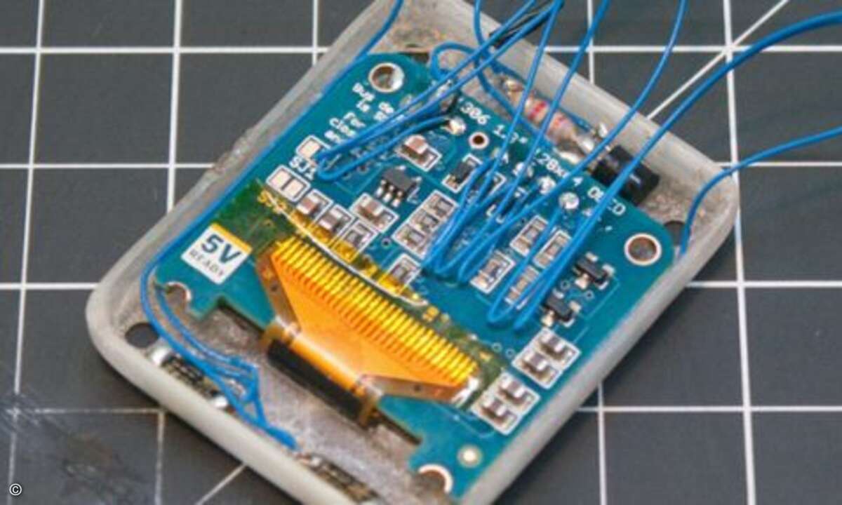 Auf der Vorderseite wird das Display mit Klebstoff fixiert. Hier muss man besonders Acht geben, um Kleberrpckstände auf dem Bildschirm zu vermeiden. Im unteren Gehäuseteil werden anschließend noch zwei LEDs angebracht, die später für Benachrichtigung
