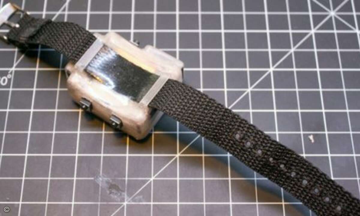 ...ist das Armband. Auch wenn der Erfinder hier ein günstiges, funktionales Stoffband vorsieht: Ein Lederband würde auch dieser Tüftler-Uhr gut tun. Am Gehäuse wird es mit Klebstoff befestigt. (Bild: oswatch.org)