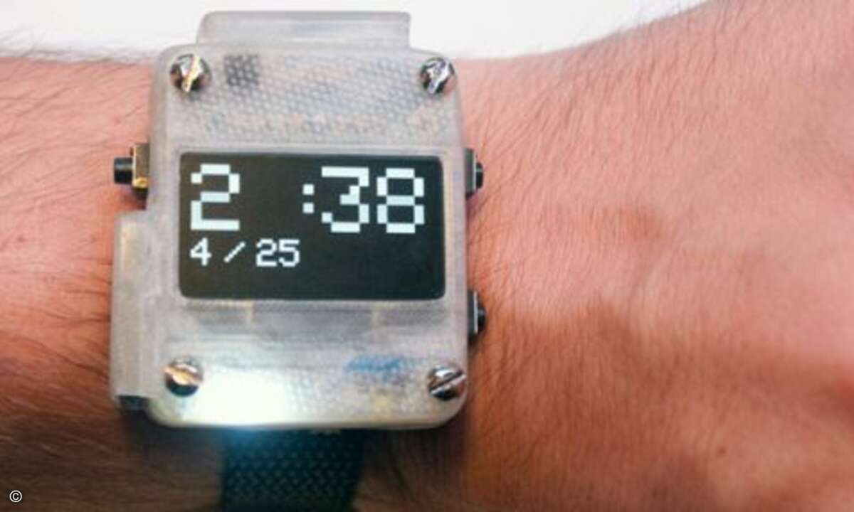 Das finale Produkt kann sich sehen lassen. Jetzt, wo die Hardware fertig ist, geht es daran, die richtigen Codes zu entwickeln. Schließlich möchte man die Vorteile der Uhr auch auszunutzen. Standardmäßig dabei ist lediglich die Anzeige für Datum und