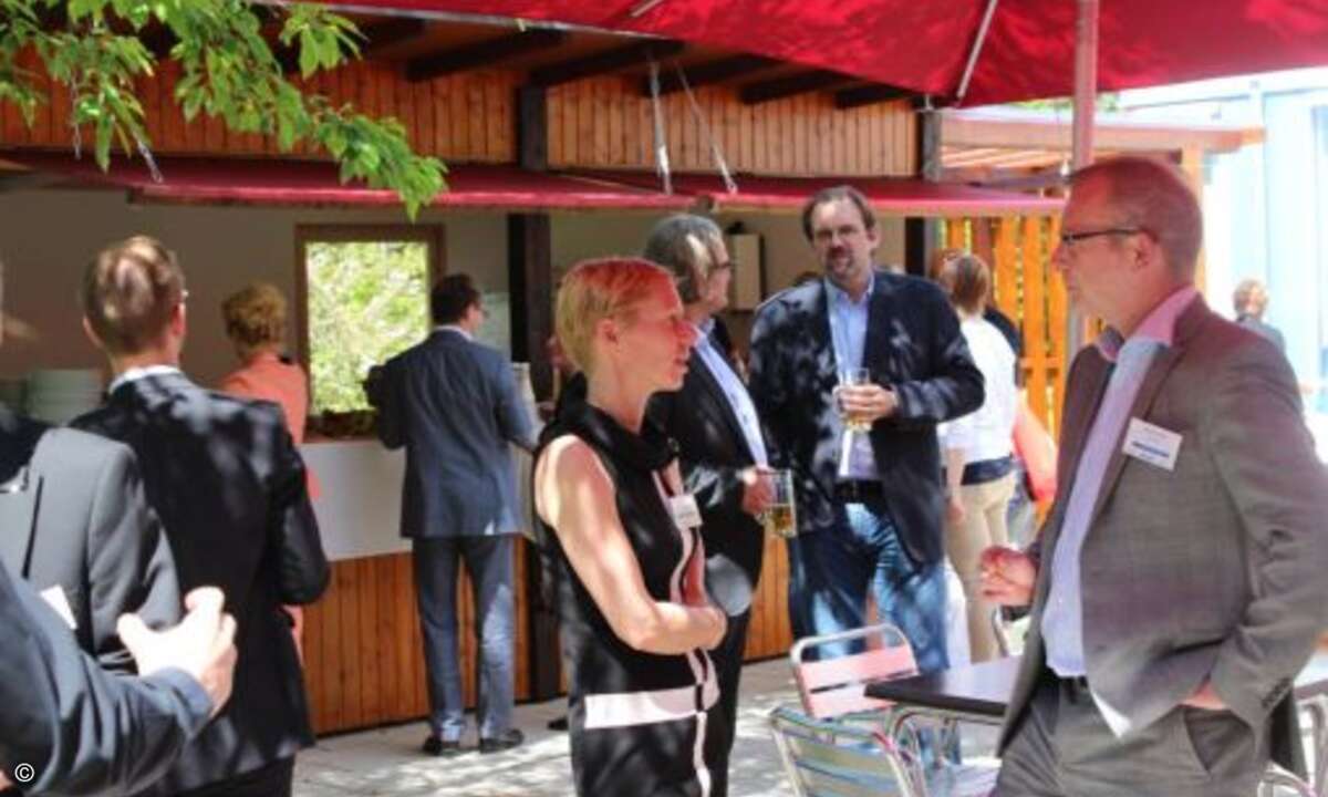Bei herrlichem Wetter freuten sich die Teilnehmer schon auf das Networking im WEKA-Biergarten am Nachmittag (Bild: CRN)