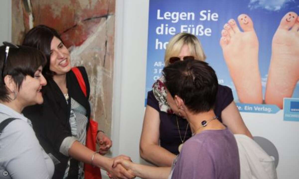 Immer mehr Gäste trafen ein und wurden begrüßt (Bild: CRN)