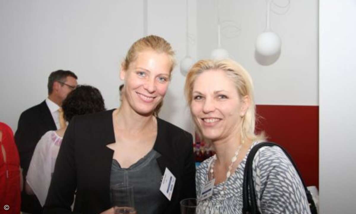 Sandra Hanel (CRN) und Alexandra Perry (Digitalk) lächeln für die Kamera (Bild: CRN)