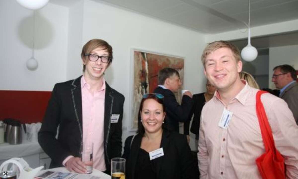 Daniela Jantschke (Fujitsu) wird von Sebastian Pastuschek (Akima Media) und Godeke Harrack (Fujitsu) eingerahmt (Bild: CRN)