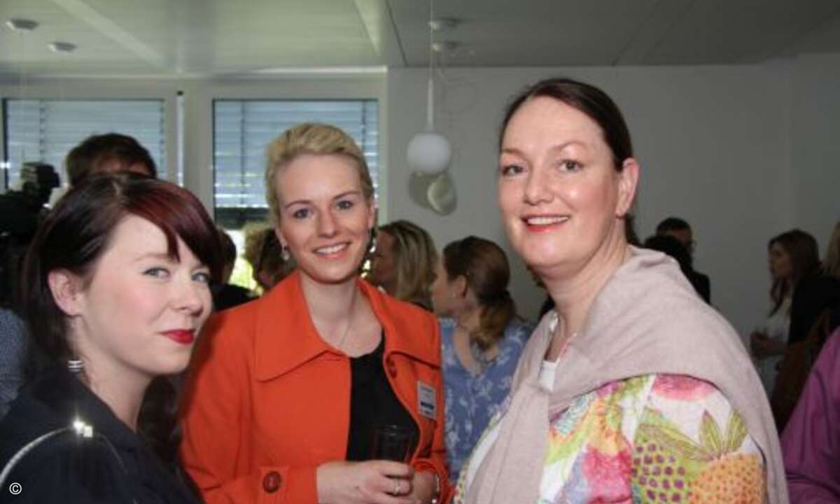 Madeleine Lorenz (Komsa) strahlt mit Sabrina Gottwald (funkschau) und Hille Vogel (Estos) (Bild: CRN)