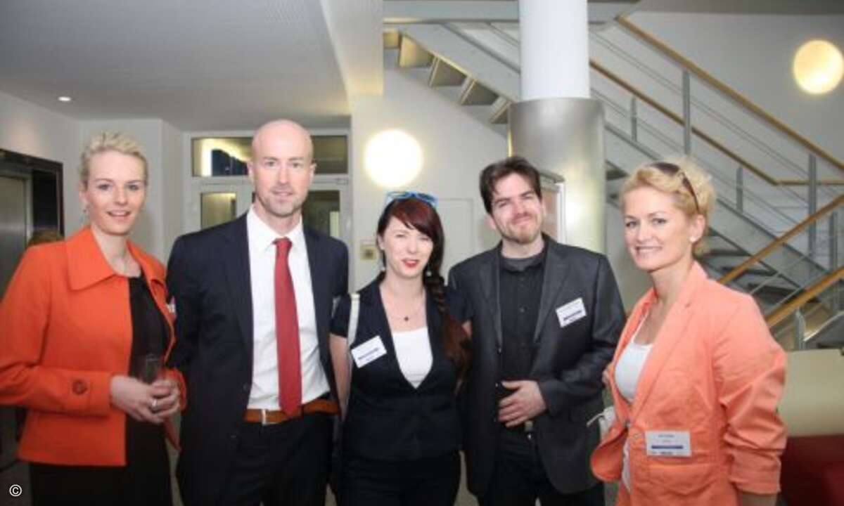 Doch noch posieren die beiden Vortragenden Matthäus Hose (WEKA FACHMEDIEN), und Prof. Dr. Matthias Spörrle mit Madeleine Lorenz und Uta Georgi (beide Komsa) (Bild: CRN)