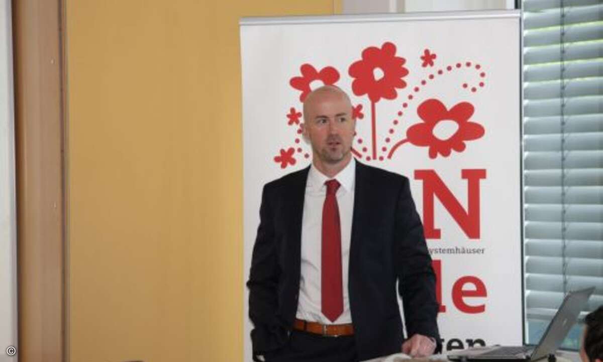 Matthäus Hose begrüßt die Gäste und klärt sie über die Megatrends der Markenkommunikation auf (Bild: CRN)
