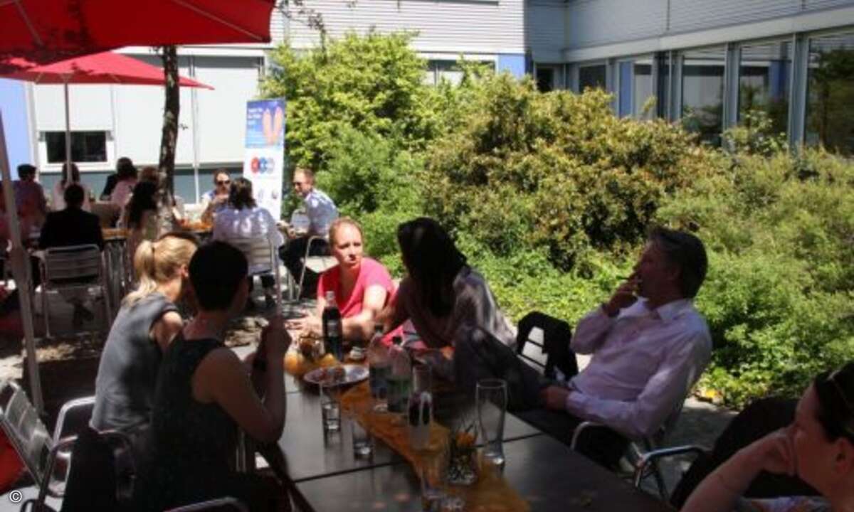 ... der sonnige WEKA-Biergarten... (Bild: CRN)