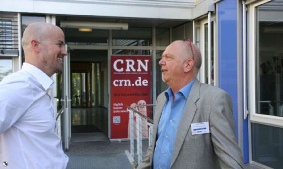 Auch in der Sonne werden die Fachgespräche weitergeführt (Bild: CRN)