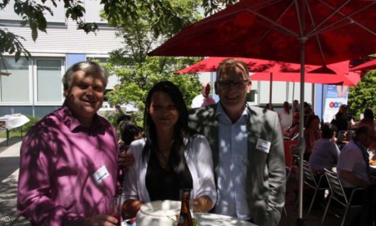 Licht und Schattenspiele im WEKA-Biergarten (Bild: CRN)