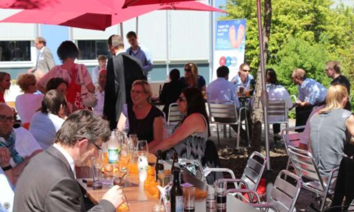 Selbstverständlich gab es auch leckere Nachspeisen und Freibier (Bild: CRN)