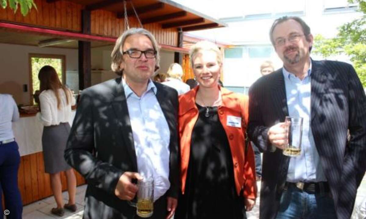 ... vor allem, wenn man sich mit so hübschen Damen ablichten lassen kann (Bild: CRN)