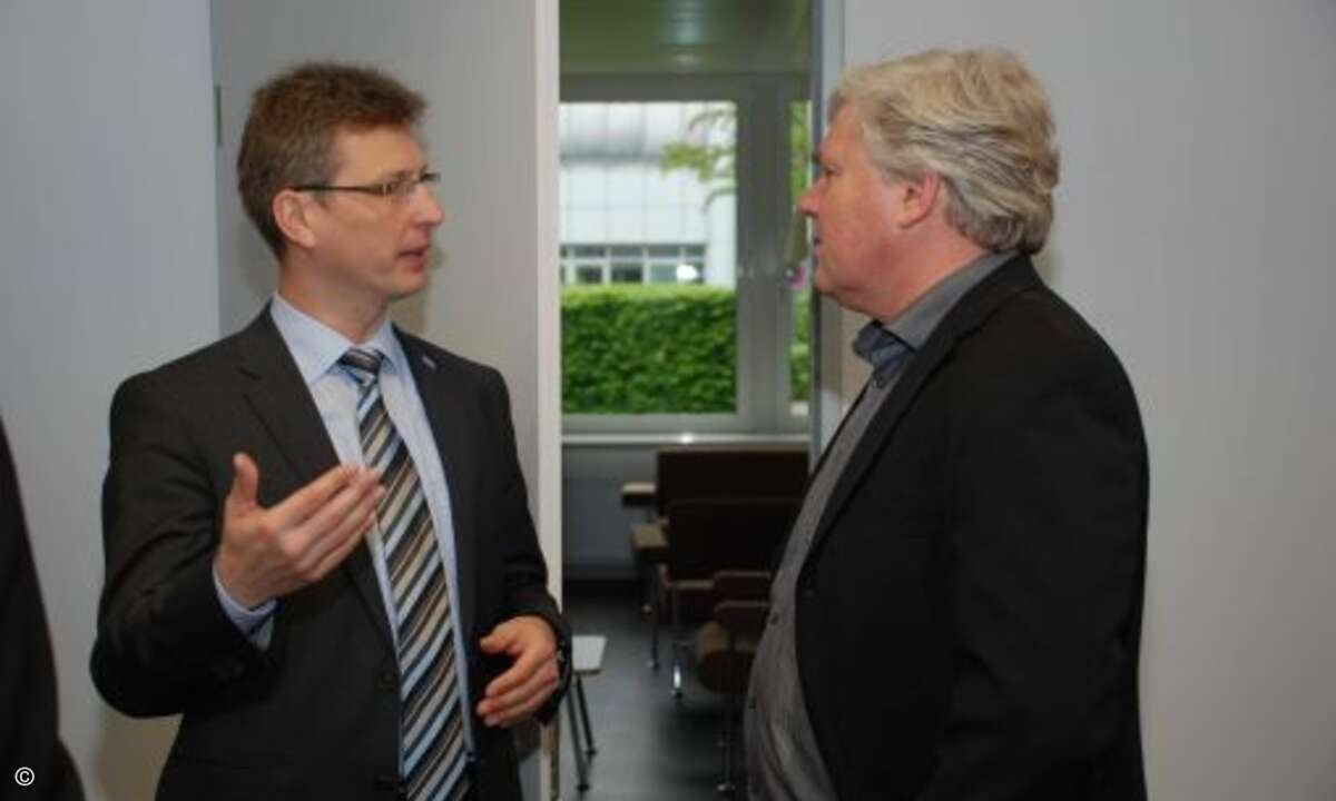 Rolf Braun, Cema, (links) im Gespräch mit Martin Fryba, CRN. (Foto: CRN)