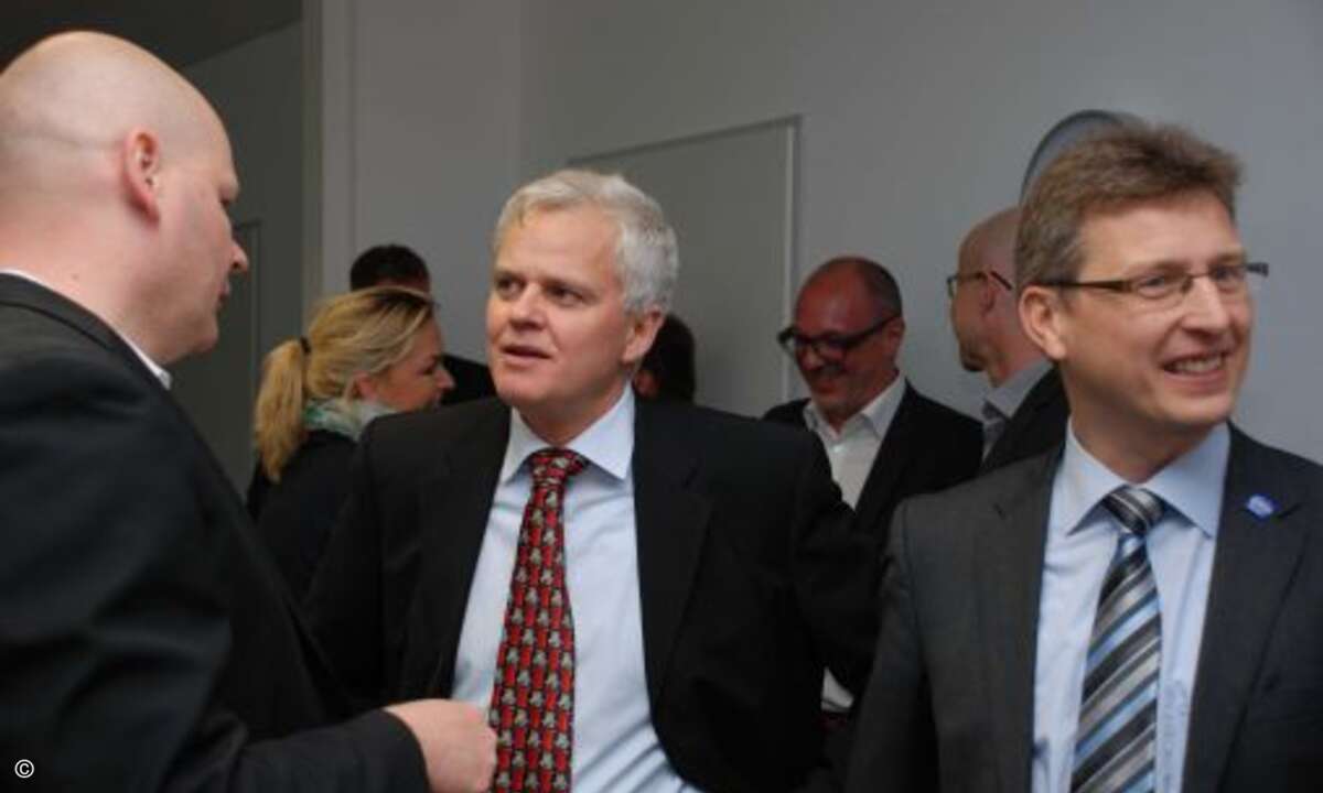 Tim Schütte, Auxo, (links) und Wolfgang Brehm, Microsoft, Mitte. (Foto: CRN)