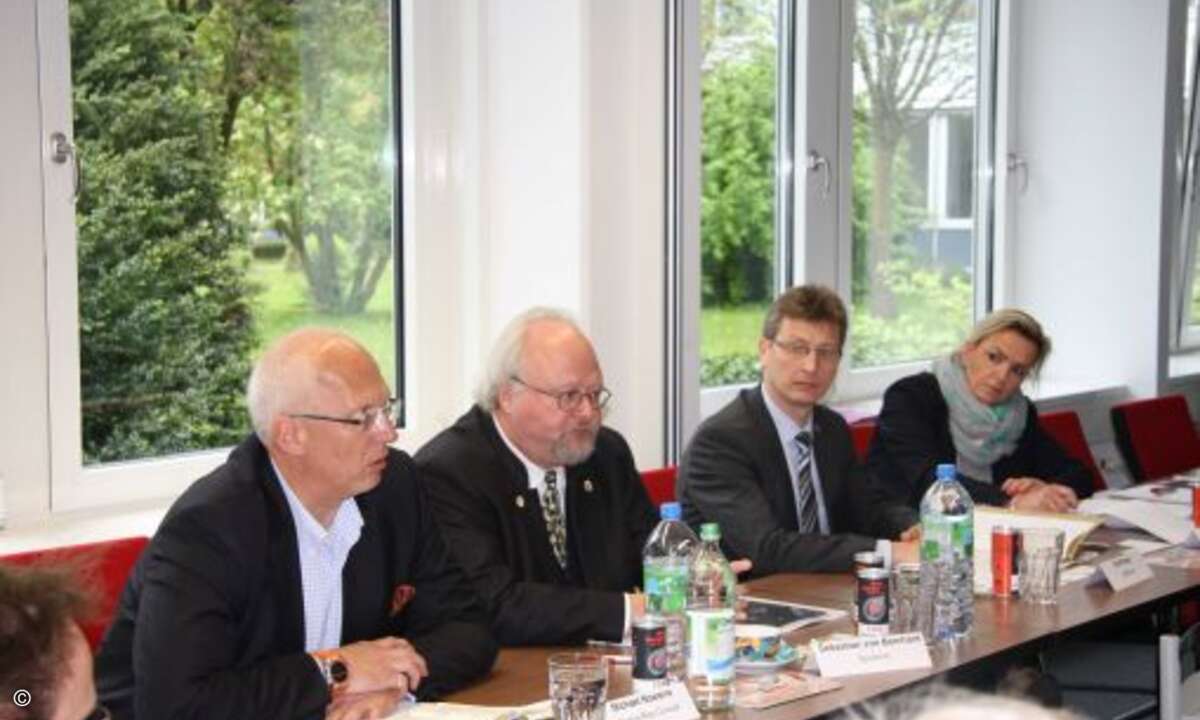 Die Teilnehmer lauschen gespannt. (Foto: CRN)