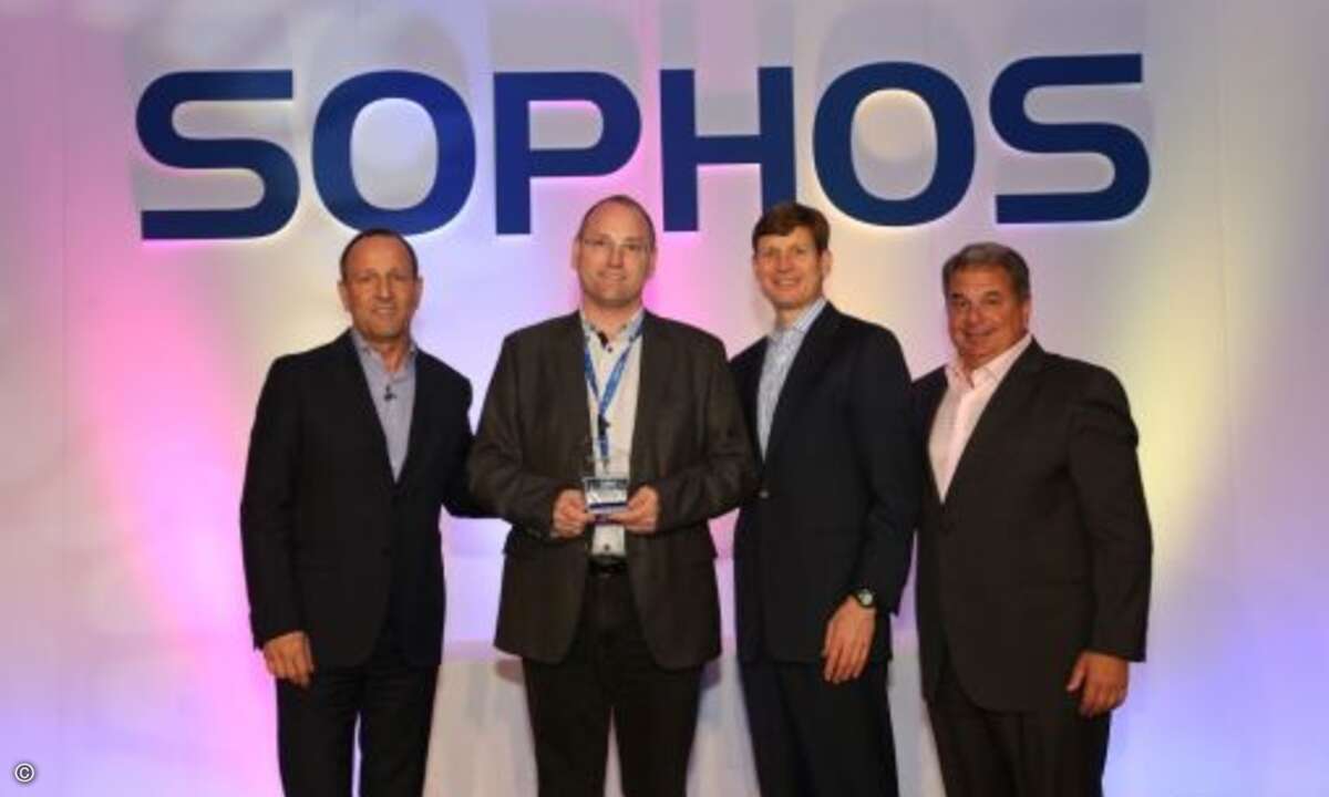 Partner of the Year ist die Helmich GmbH: Günter Junk von Sophos, Geschäftsführer Dietmar Helmich, Sophos-CEO Kris Hagerman und Vertriebschef Mike Valentine (V.l.n.r.)