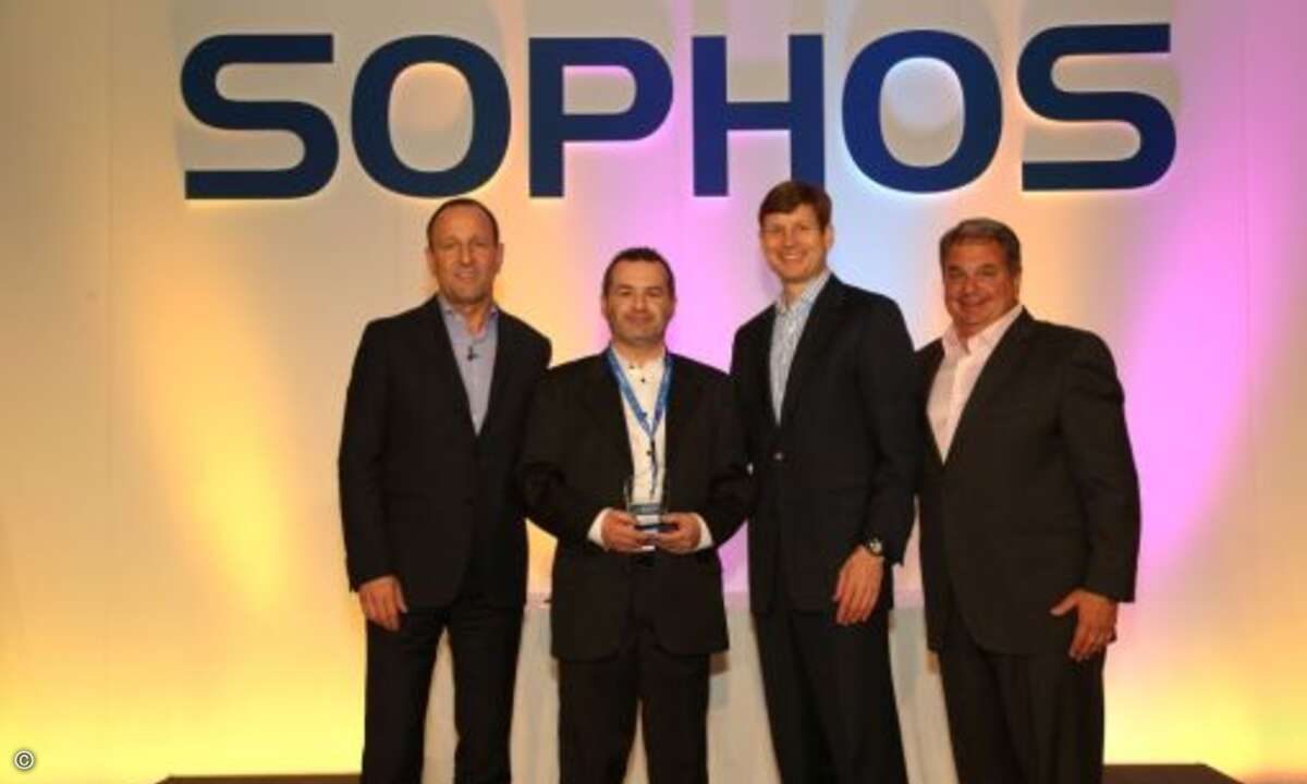 Complete Security Partner of the Year wird ITdesign: Günter Junk, Kris Hagerman und Mike Valentine gratulieren Hans Kasbauer von ITdesign (2.v.l.)