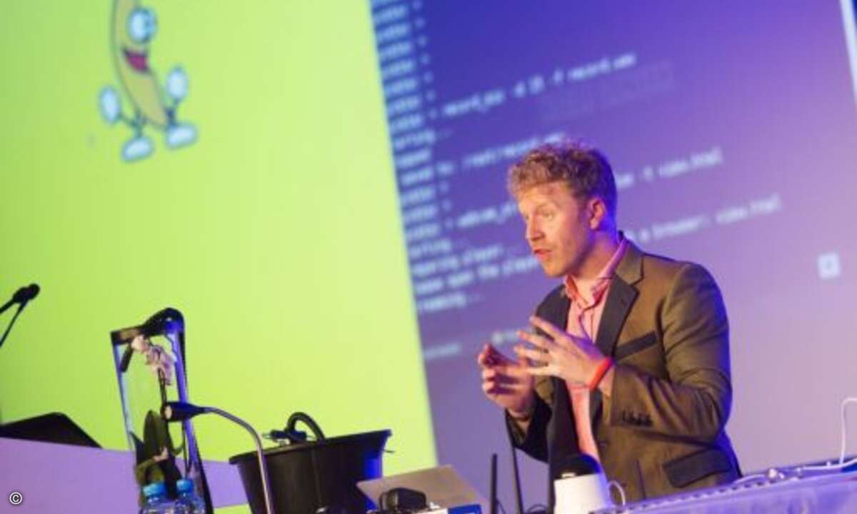 IT-Security-Spezialist James Lyne in seinem Element: In seinem Vortrag »Internet der Dinge« musste unter anderem eine Orchidee die Gefahren eines Hacks ausbaden