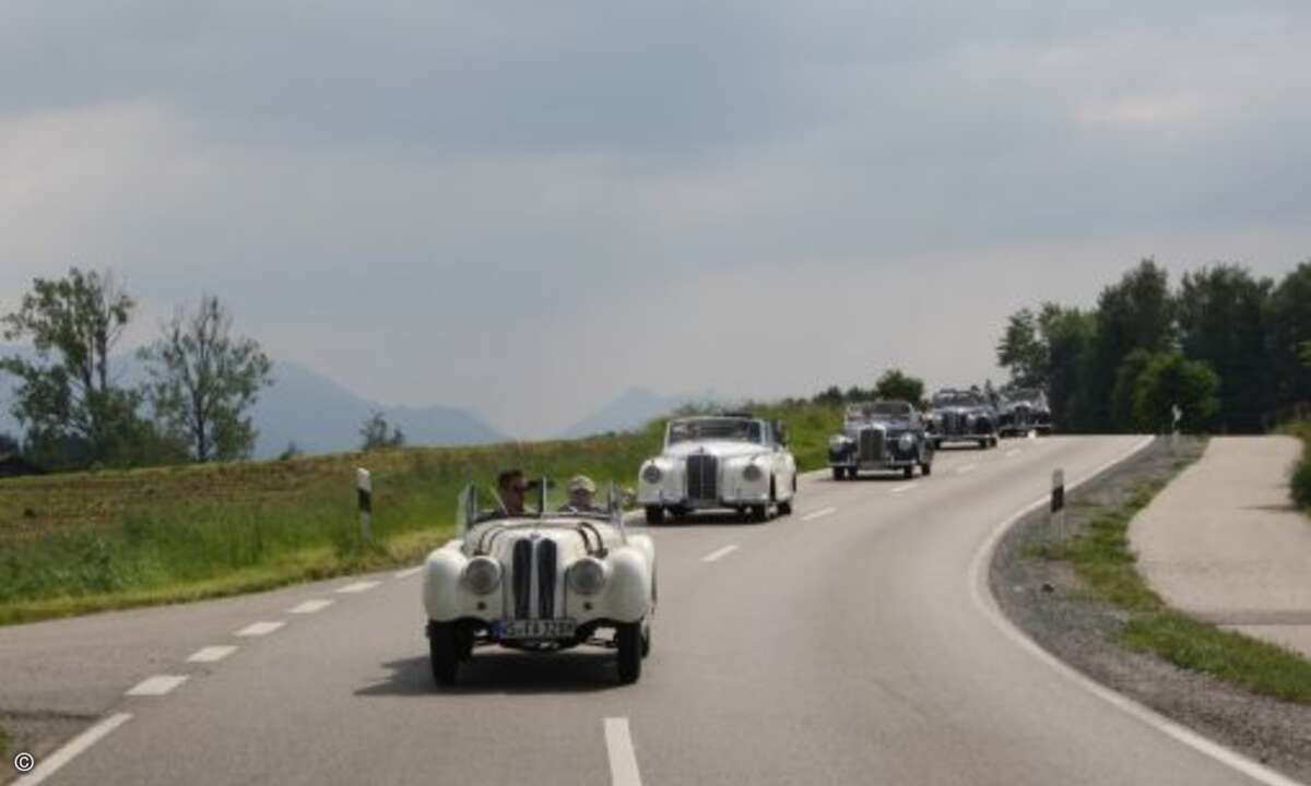 Die bewundernden Blicke der Einheimischen und Touristen waren den Schönheiten unter den Autos und Teilnehmern stets sicher. (Bild: Ecom)