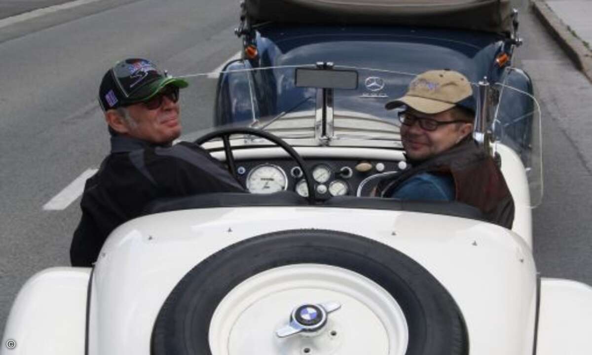 Einer, der viele Blicke auf sich zog: Der BMW 328, Baujahr 1937, sicher gesteuert von Jürgen Hofmann und Sozius André Öller. (Bild: Ecom)