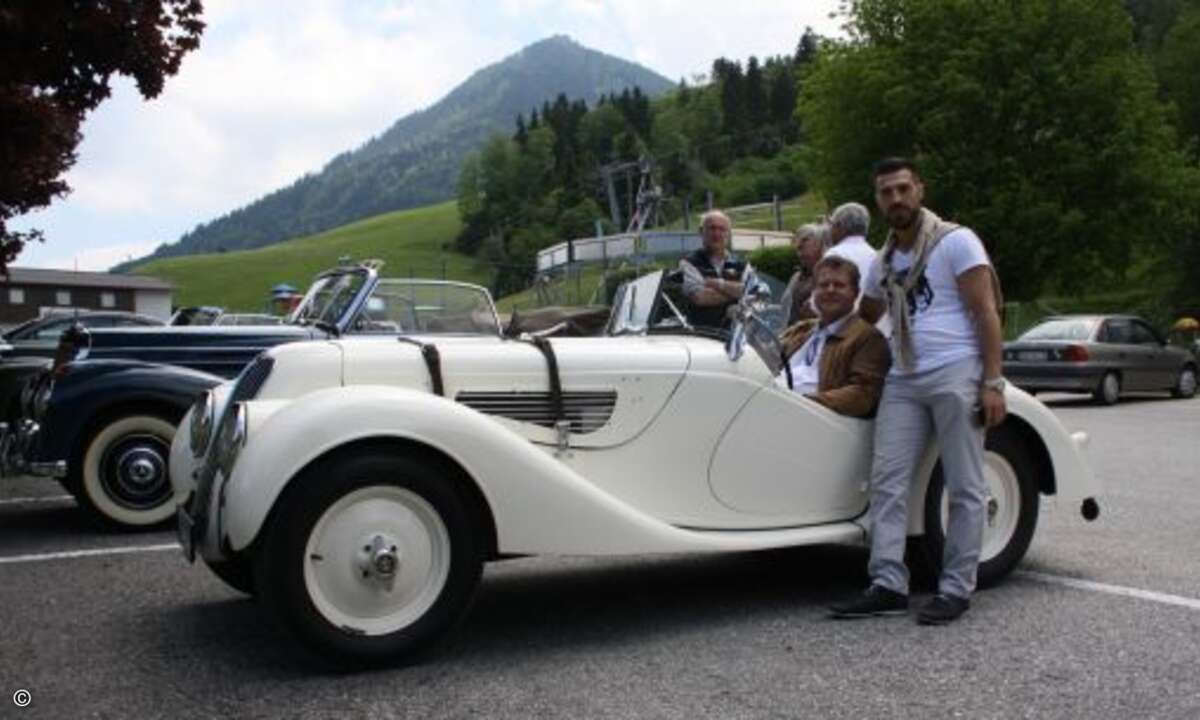 Die Rast wurde von den Teilnehmern genutzt, um Fotos mit diesem BMW zu schießen. (Bild: Ecom)