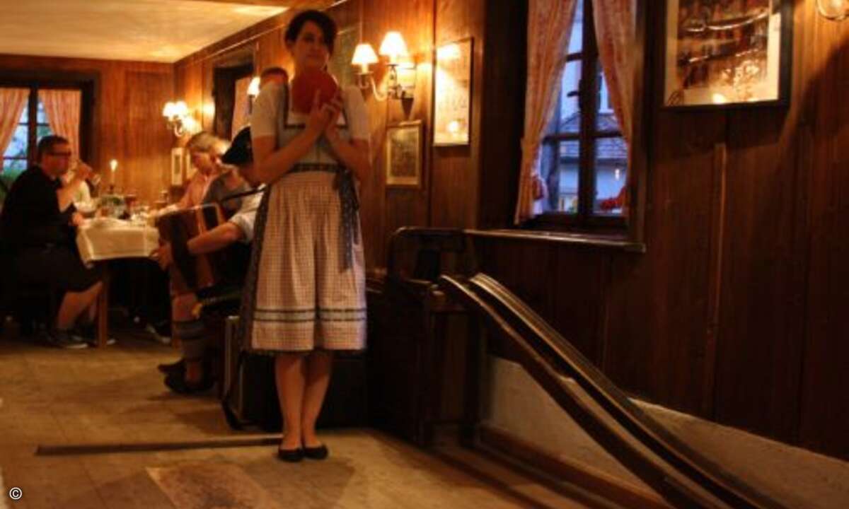Waren die Kilometer im Cabrio noch gemütlich, forderte ECOM seine Gäste am Abend zum Duell – Diana Saller von ECOM nimmt Maß... (Bild: Ecom)