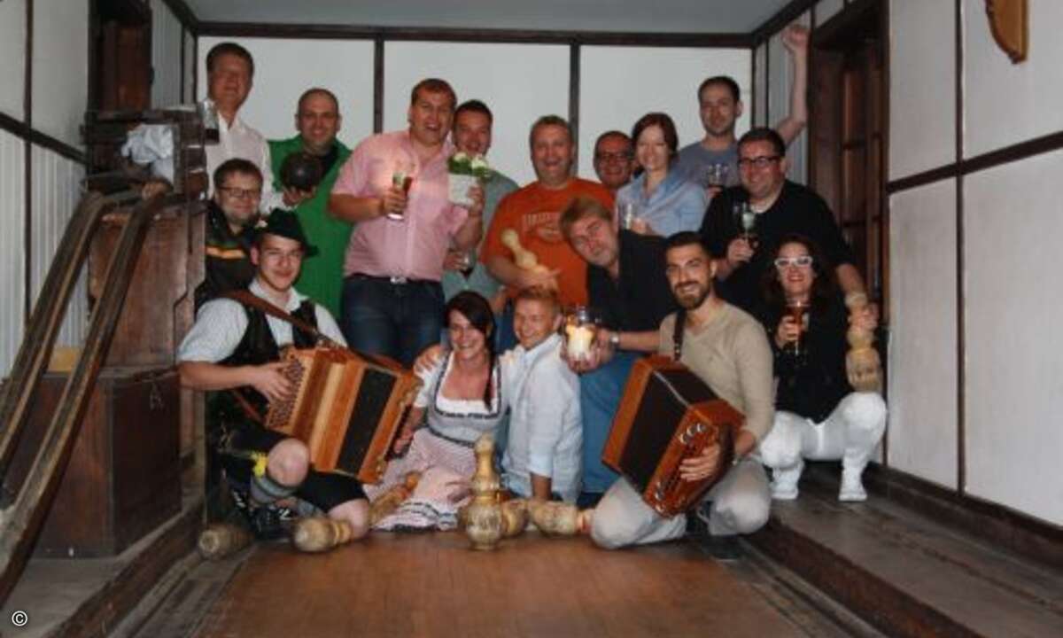 Zum Abschluss des mehr oder weniger erfolgreichen Kegelabends wurde die Bahn kurzum fürs Gruppenbild zweckentfremdet. (Bild: Ecom)